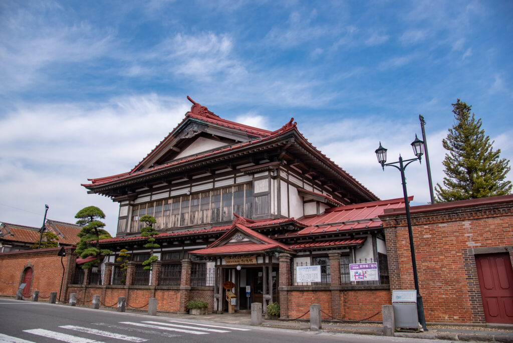 青森県　太宰のふるさと　太宰治記念館　斜陽館の外観